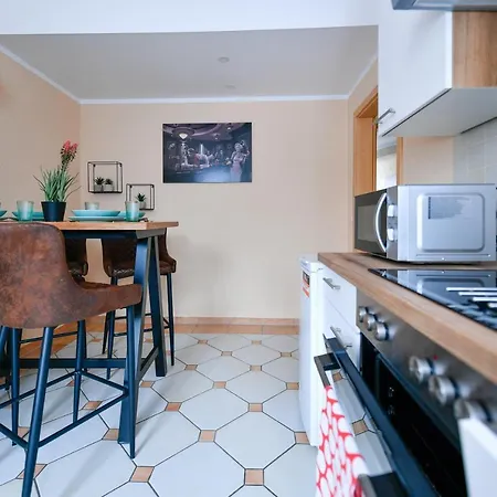 Modernes Altmarkt Apartment Mit Parkplatz 4 Gaeste 55Qm Waschmaschine Wlan Netflix Terrasse Cottbus Exterior photo