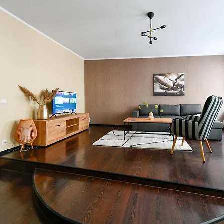 Modernes Altmarkt Apartment Mit Parkplatz 4 Gaeste 55Qm Waschmaschine Wlan Netflix Terrasse Cottbus Exterior photo