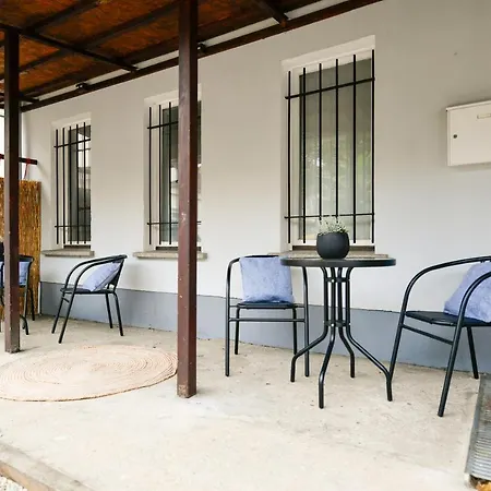 Modernes Altmarkt Apartment Mit Parkplatz 4 Gaeste 55Qm Waschmaschine Wlan Netflix Terrasse Cottbus Exterior photo